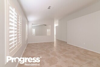 323 N Ocean Dr in Gilbert, AZ - Foto de edificio - Building Photo