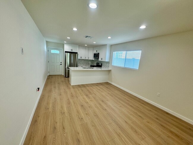 15024 Vose St in Los Angeles, CA - Building Photo - Building Photo