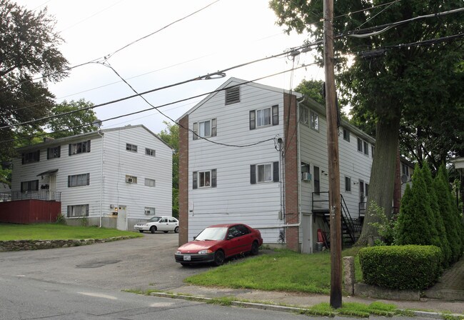 50 Grove St in Milford, MA - Foto de edificio - Building Photo