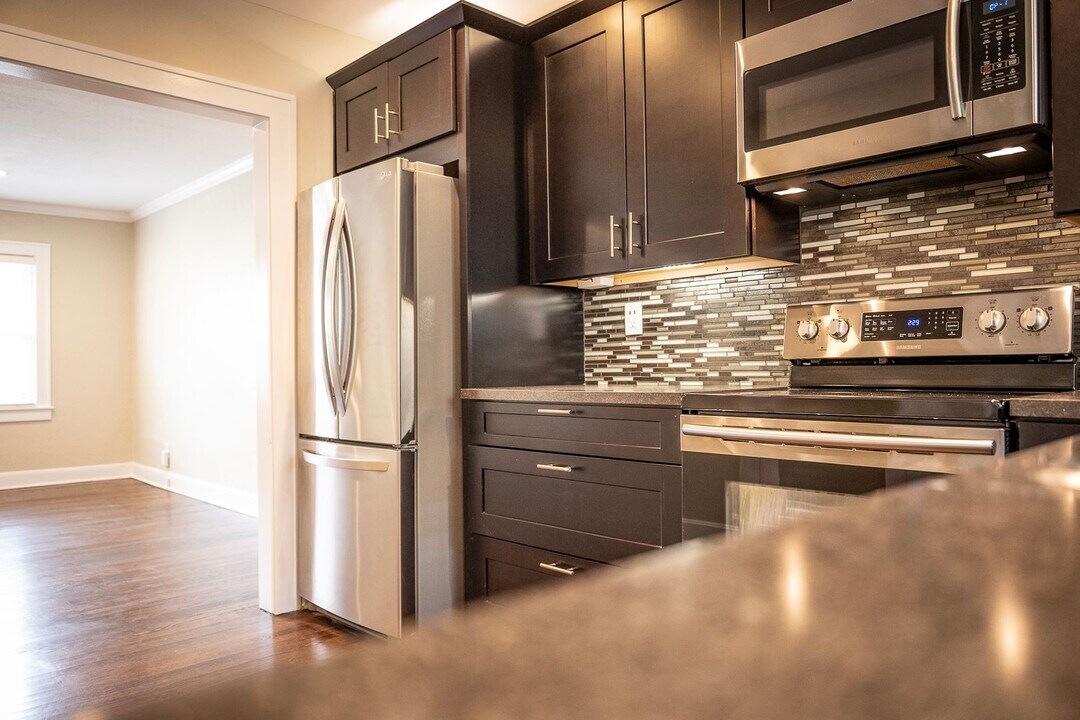 1109 W 49 St in Kansas City, MO - Building Photo