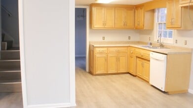 2412 Jerry Jones Drive in Valdosta, GA - Foto de edificio - Building Photo