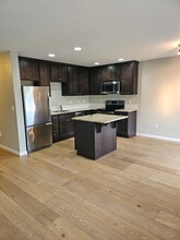 38567 Hood St in Sandy, OR - Foto de edificio - Building Photo