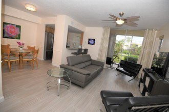 5799 NE Island Cove Way, Unit 1102 in Stuart, FL - Foto de edificio - Building Photo