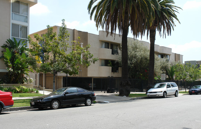 740 S Hobart Blvd in Los Angeles, CA - Foto de edificio - Building Photo