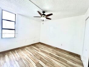 8185 NW 7th St in Miami, FL - Foto de edificio - Building Photo