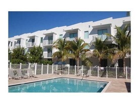 2146 Van Buren St, Unit 402 in Hollywood, FL - Building Photo