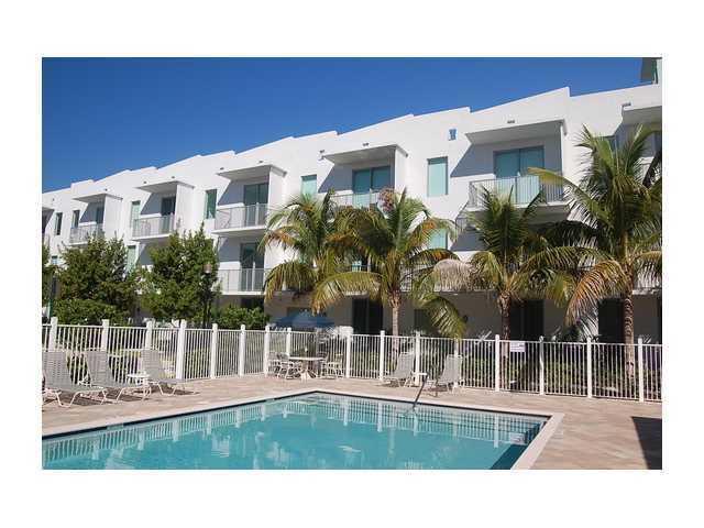 2146 Van Buren St, Unit 402 in Hollywood, FL - Building Photo - Building Photo