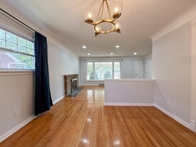 2082 Vernier Rd in Grosse Pointe Woods, MI - Building Photo