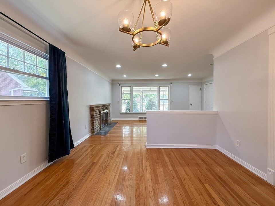 2082 Vernier Rd in Grosse Pointe Woods, MI - Building Photo