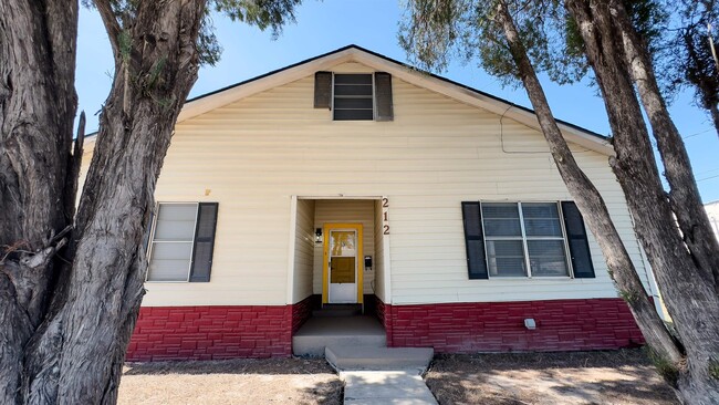 212 Ave L in Del Rio, TX - Foto de edificio - Building Photo