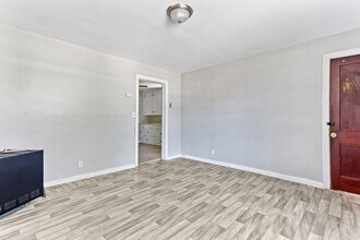 1940 Pearl Ave in Warren, MI - Building Photo - Building Photo