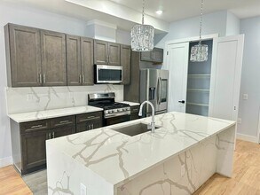 52 Cambridge Ave-Unit -7 in Jersey City, NJ - Building Photo - Building Photo