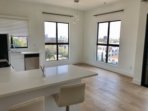 8811 Burton Way, Unit 510 in West Hollywood, CA - Building Photo - Building Photo