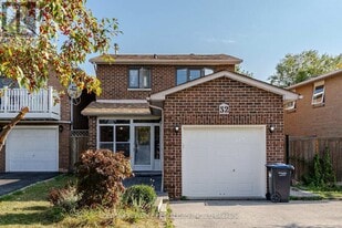 32 Panda Ln in Brampton, ON - Building Photo