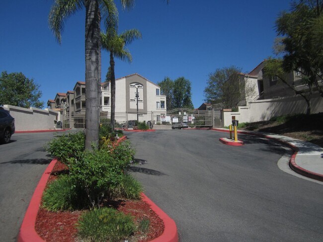1025 La Terraza Cir in Corona, CA - Building Photo - Building Photo