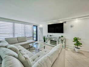 5225 Collins Ave in Miami, FL - Building Photo - Building Photo