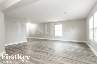 10431 Wintergreen Way in Indianapolis, IN - Foto de edificio - Building Photo