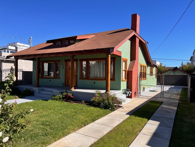 1216 N Mariposa Ave in Los Angeles, CA - Foto de edificio - Building Photo