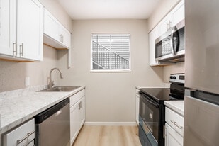 Courtyard Estates in Beaumont, TX - Building Photo