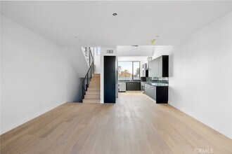 528 Flores St, Unit 103 in West Hollywood, CA - Building Photo - Building Photo