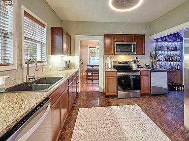 property at 800 SW Brockwood Ave