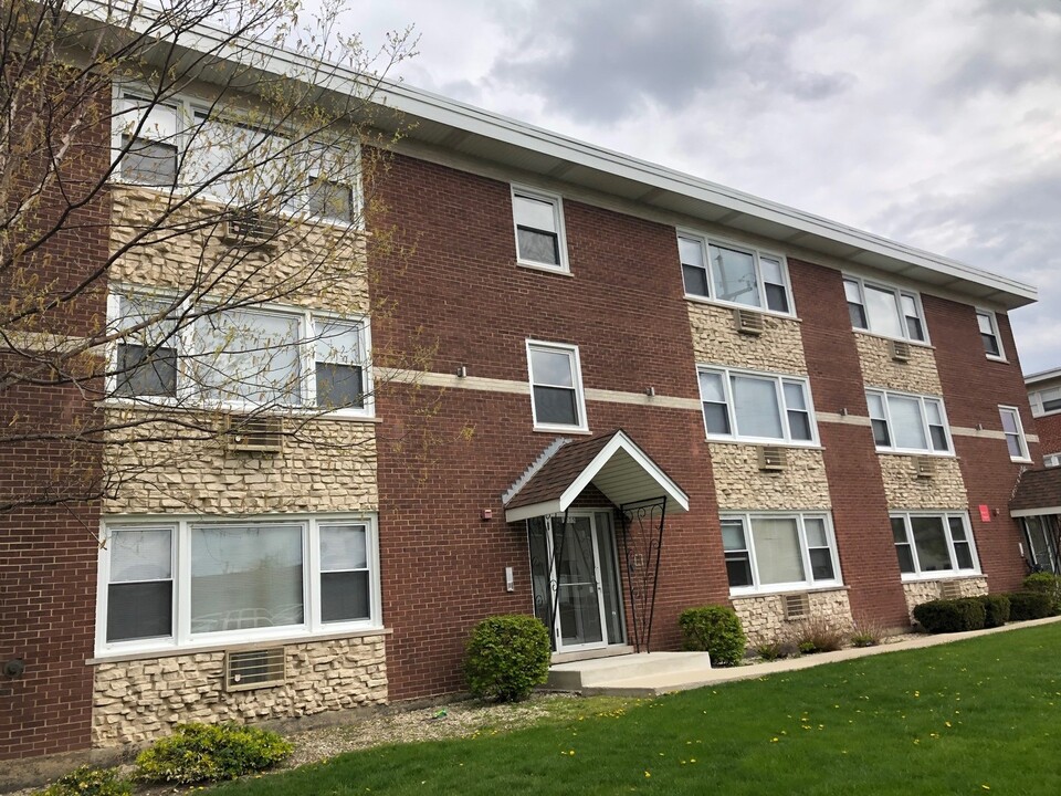 8635 84th Ct in Hickory Hills, IL - Building Photo