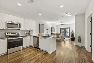 Azalea Luxury Apartments in Tampa, FL - Building Photo - Building Photo