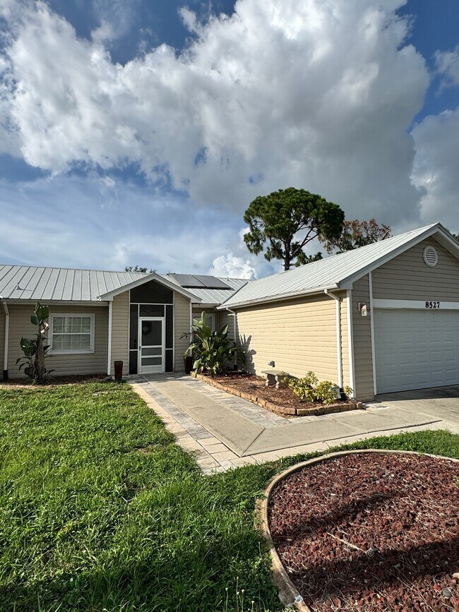 8527 Morris Rd in Ft. Myers, FL - Building Photo - Building Photo