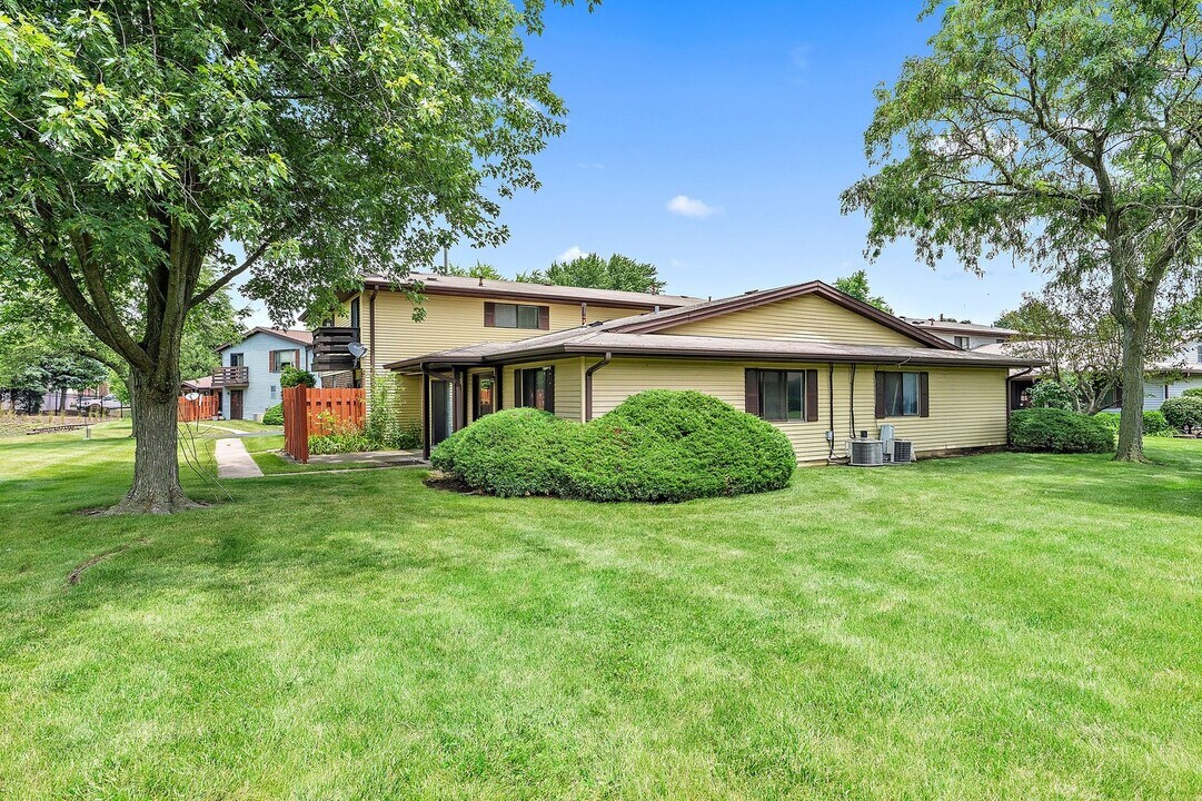 1555 Perry Ct in Aurora, IL - Building Photo
