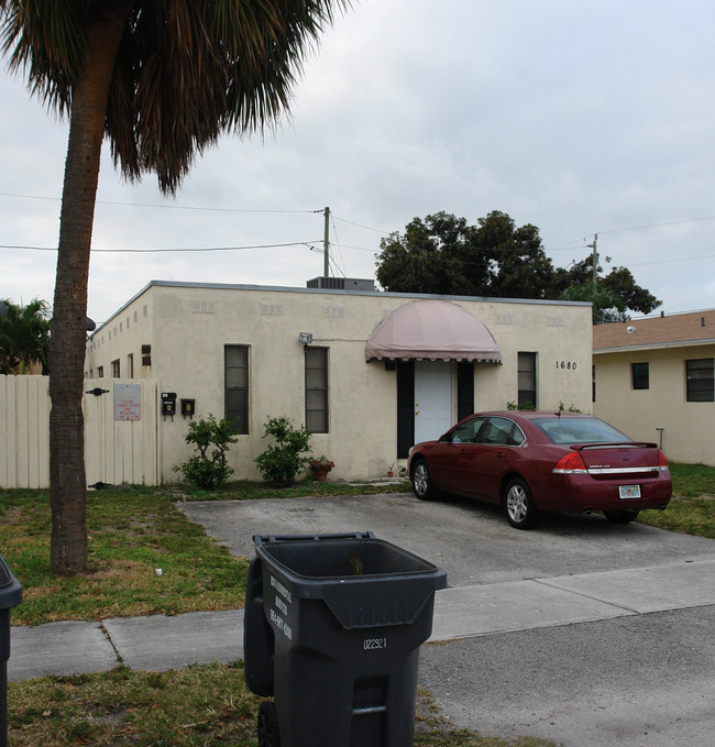 1670-1680 Harding St in Hollywood, FL - Building Photo - Building Photo