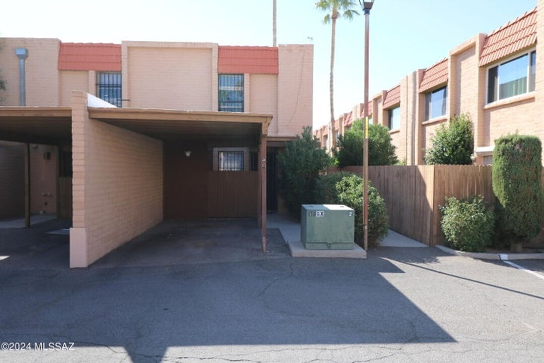 2875 N Tucson Blvd in Tucson, AZ - Building Photo