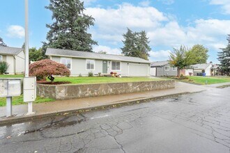 4473 47th Ave NE in Salem, OR - Building Photo - Building Photo