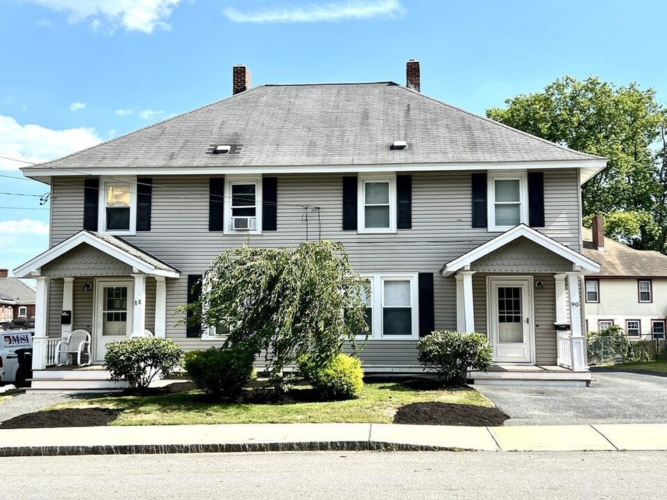 88 Water St in Milford, MA - Foto de edificio