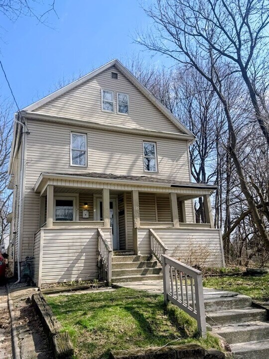 729 Mallison Ave in Akron, OH - Building Photo