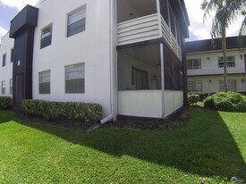 980 Normandy U in Delray Beach, FL - Building Photo