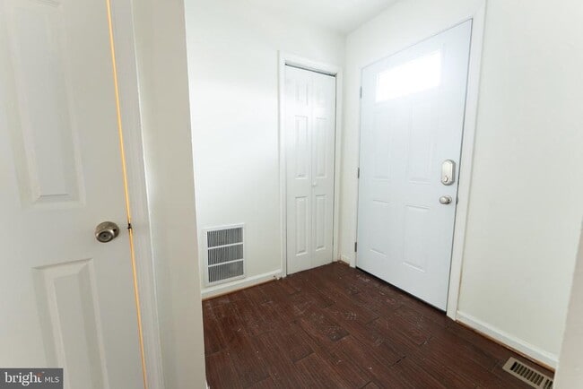 7426 Rhondda Dr in Lorton, VA - Building Photo - Building Photo