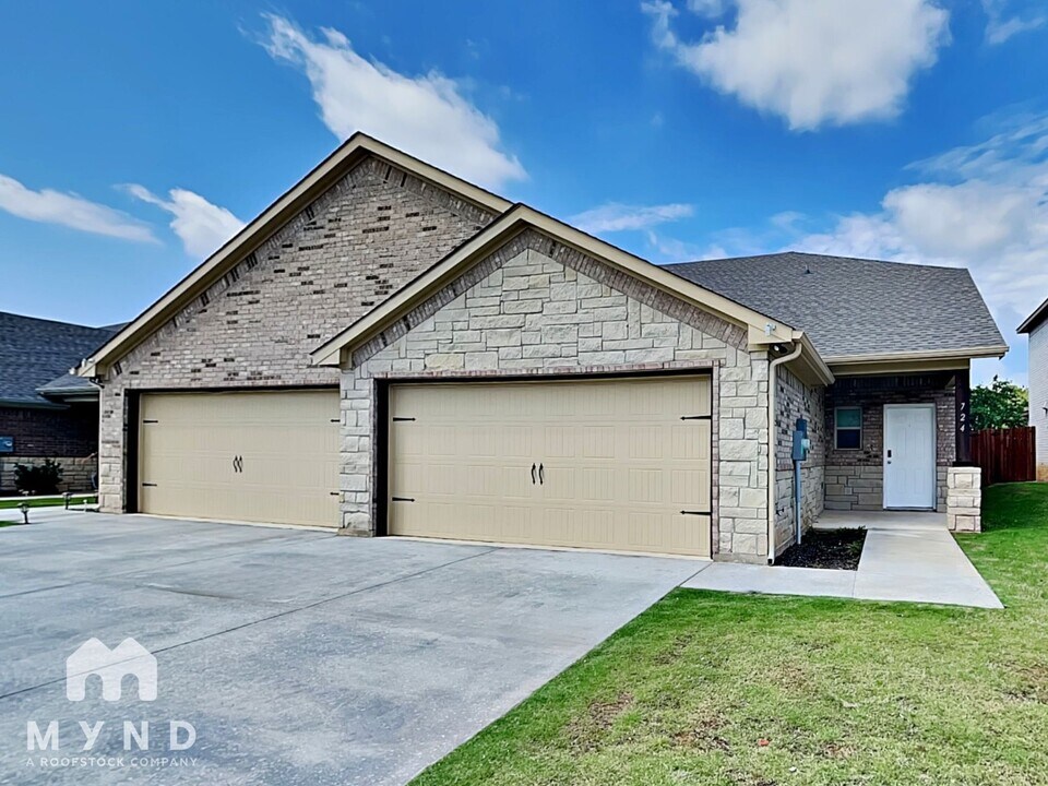 732 Rolling Terrace Cir in Granbury, TX - Building Photo