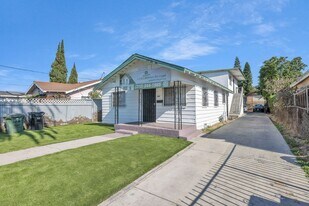 119 W 94th St in Los Angeles, CA - Building Photo