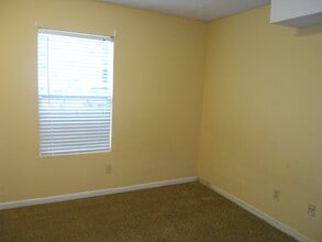 927 Emery Rd, Unit #B102 in Lawrence, KS - Building Photo - Building Photo