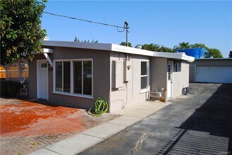 6818 Rhea Ave in Reseda, CA - Foto de edificio - Building Photo