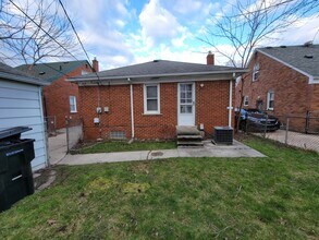 11457 Leverne in Redford, MI - Foto de edificio - Building Photo