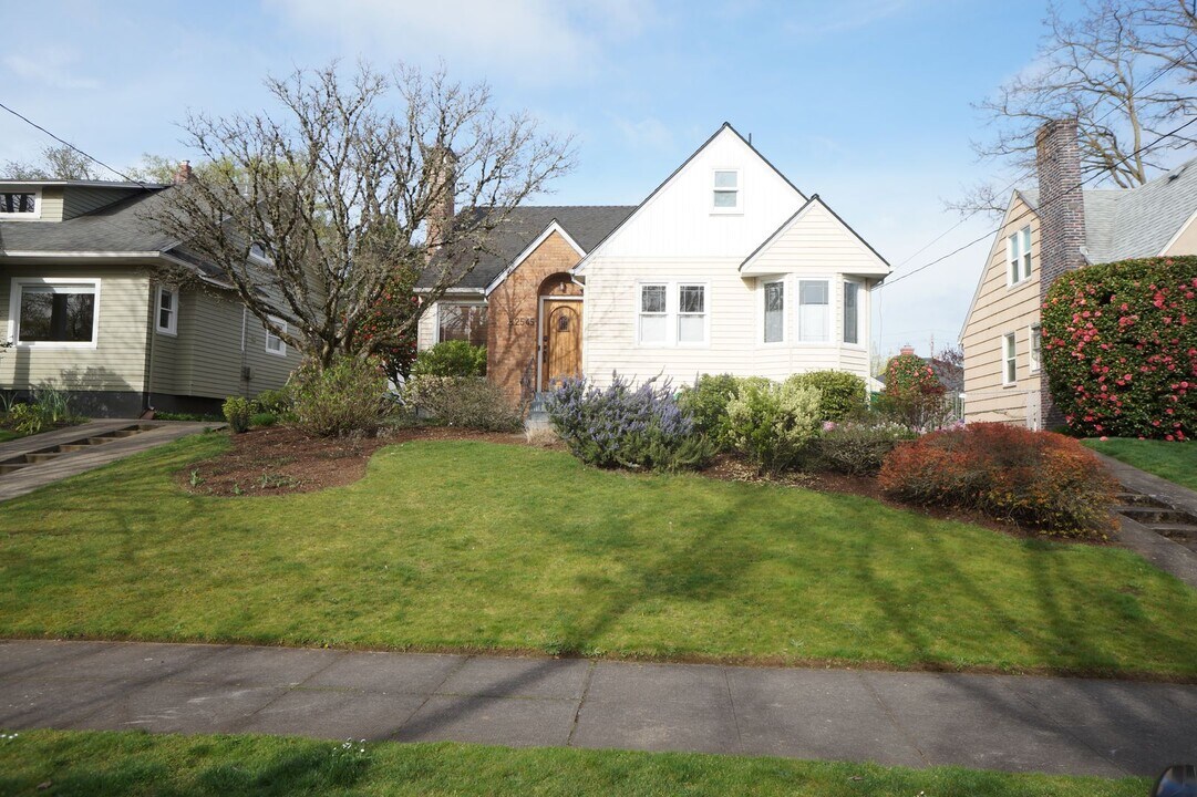 2545 NE 9th Ave in Portland, OR - Building Photo