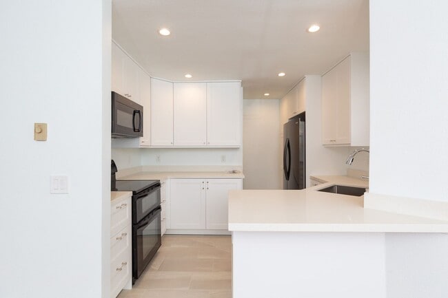 8740 Villa La Jolla Dr in San Diego, CA - Building Photo - Building Photo