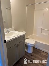 111 Kings Ct in Woodbridge, NJ - Building Photo - Building Photo
