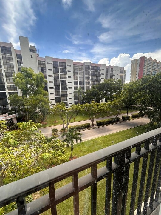 17021 N Bay Rd, Unit 424 in Sunny Isles Beach, FL - Building Photo