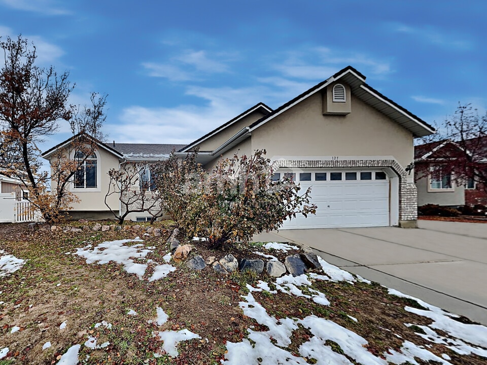 127 N 975 W in Layton, UT - Building Photo