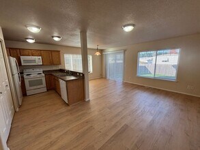 4121 Geranium Loop NE in Salem, OR - Building Photo - Building Photo