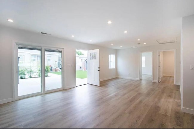 2835 Pacific Ave in Long Beach, CA - Building Photo - Building Photo