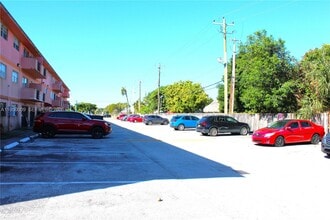 17101 NW 57th Ave in Miami Gardens, FL - Foto de edificio - Building Photo