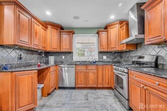 29 Christopher Ln in Colonia, NJ - Building Photo - Building Photo